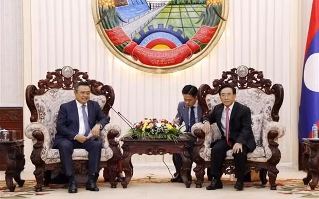 河内市人民委员会主席陈士青礼节性拜会老挝总理潘坎·维帕万。（图片来源：越通社）