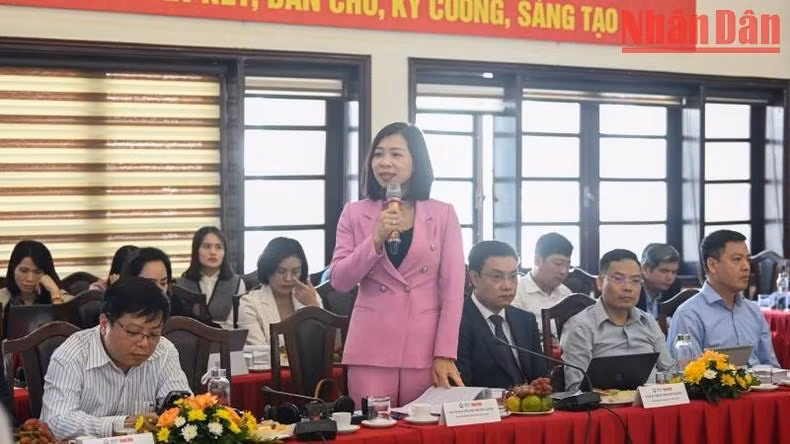 越南新闻与宣传学院副院长阮氏长江在研讨会上向专家提问。
