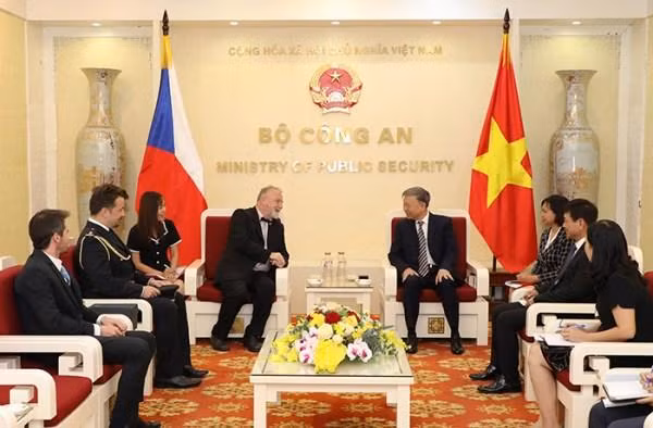 越南公安部长苏林大将会见捷克驻越南特命全权大使海尼克·克莫尼切克。（图片来源：越通社）