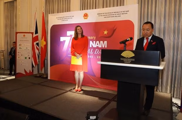 越南驻英国大使阮黄龙发表讲话。(图片来源:越通社) 越南驻英国大使阮黄龙发表讲话。(图片来源:越通社)
