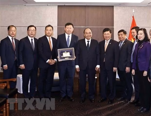 越南国家主席阮春福在会见韩国乐天集团董事长兼首席执行官辛东彬先生。 越南国家主席阮春福在会见韩国乐天集团董事长兼首席执行官辛东彬先生。