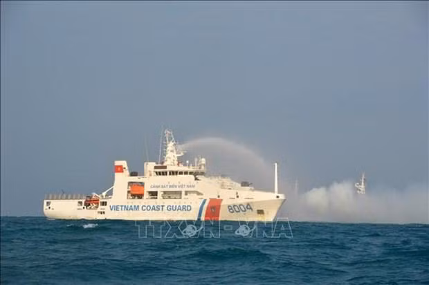 越南海警8004号巡逻船参加海上搜救方案演练活动。(图片来源:越通社) 越南海警8004号巡逻船参加海上搜救方案演练活动。(图片来源:越通社)