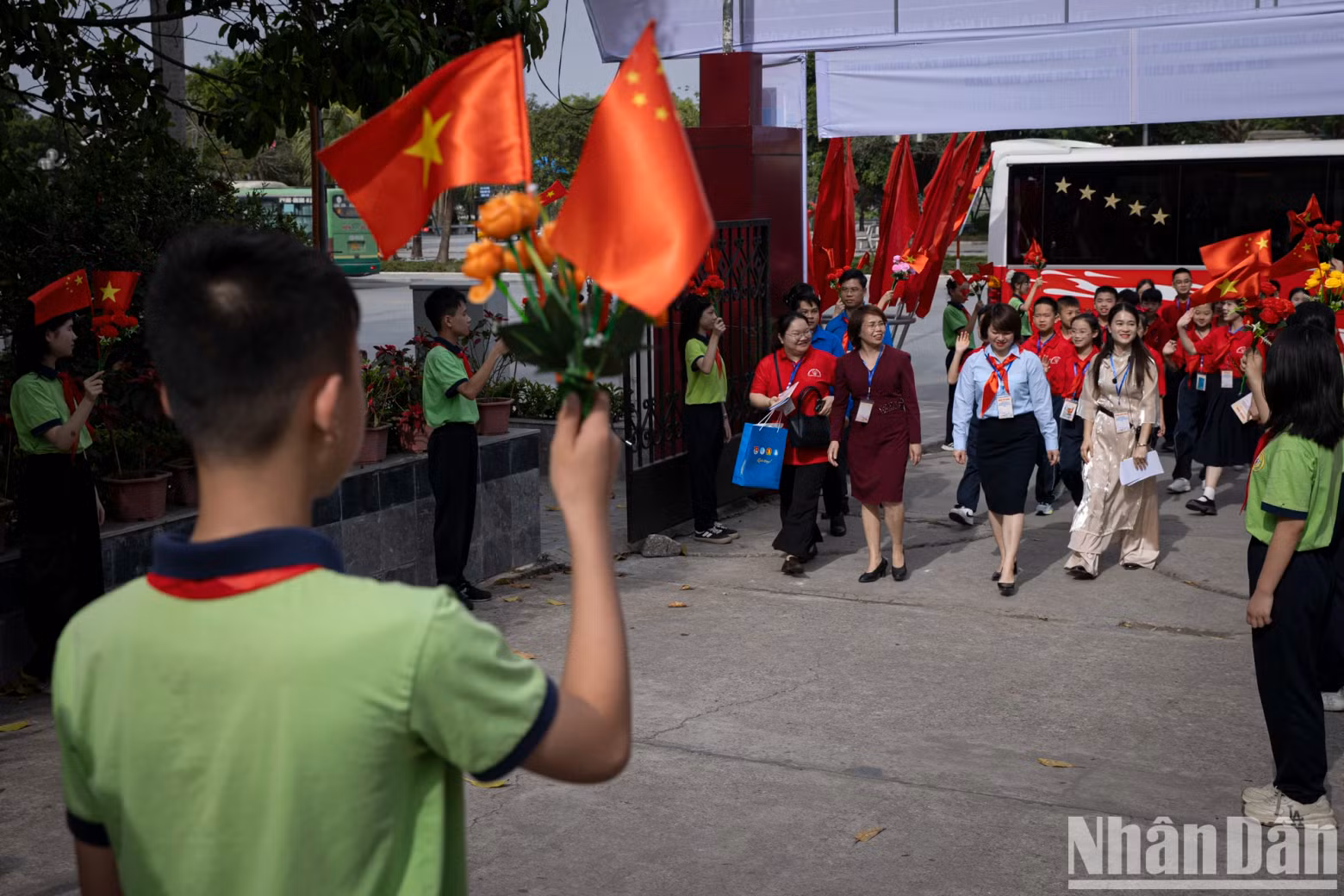 谅山省黄文树中学的学生热烈欢迎中国广西凭祥镇代表团及20名学生的到来。
