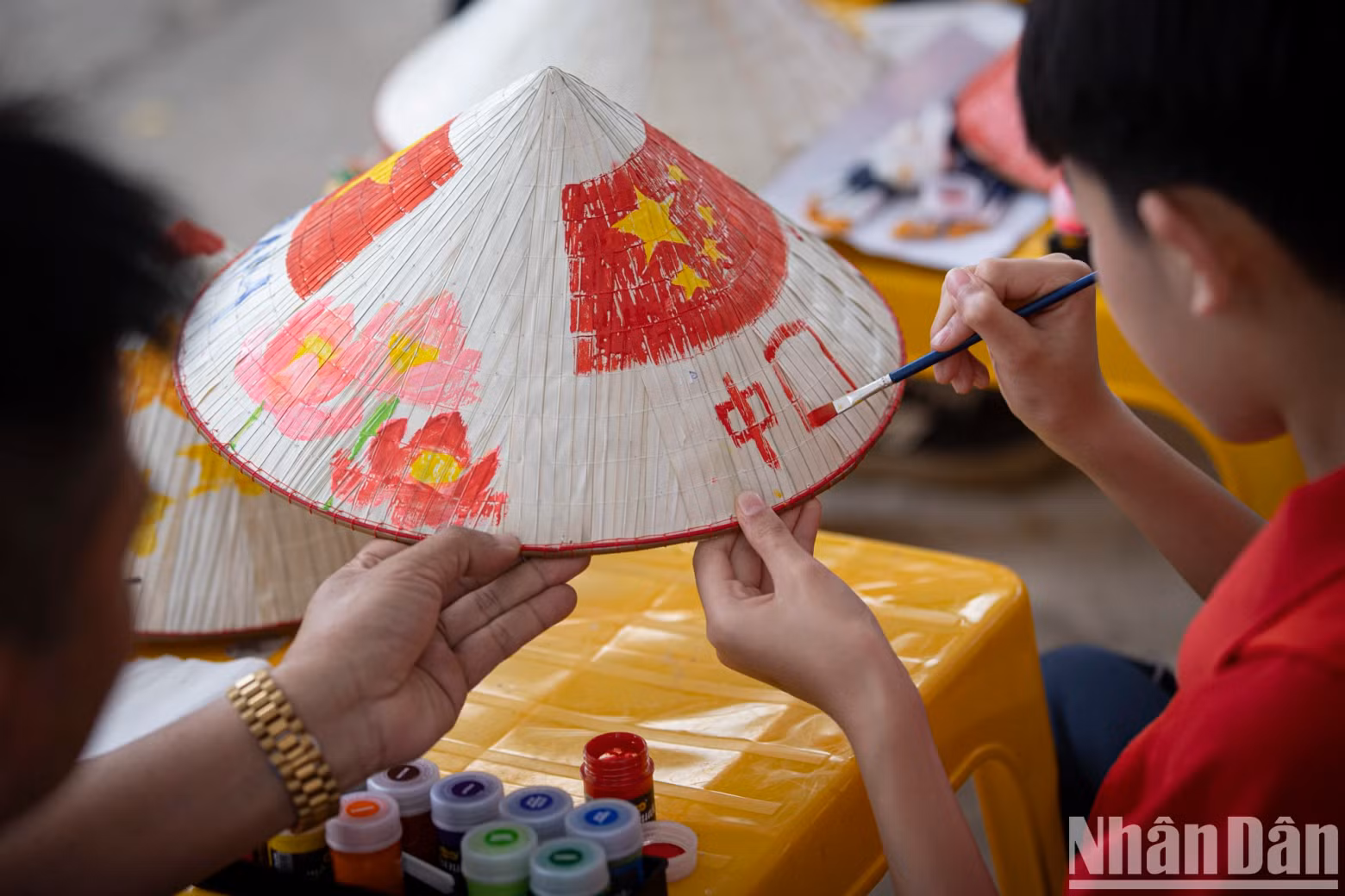 中国学生在完成自己的作品。