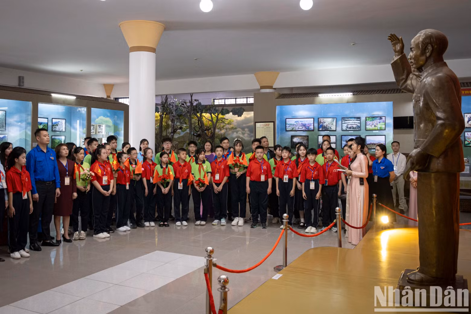 两国学生参观并了解谅山省博物馆中展示的当地特色文化。