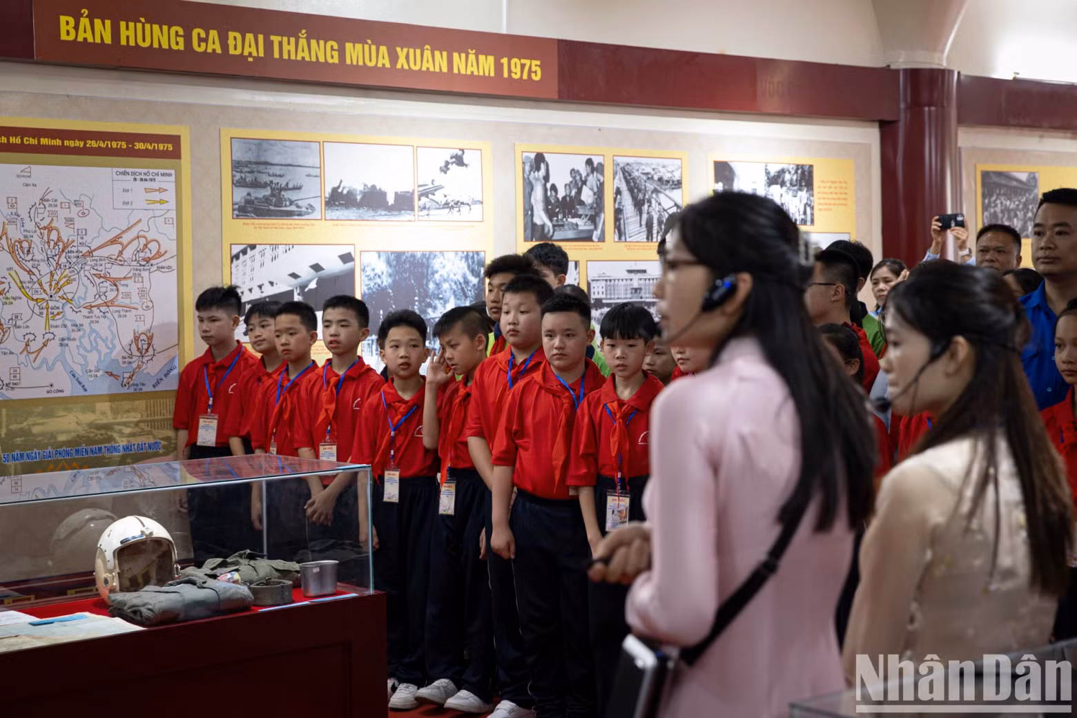 学生们还参观了博物馆的专题展区“1975年南方解放——伟大胜利的史诗”。