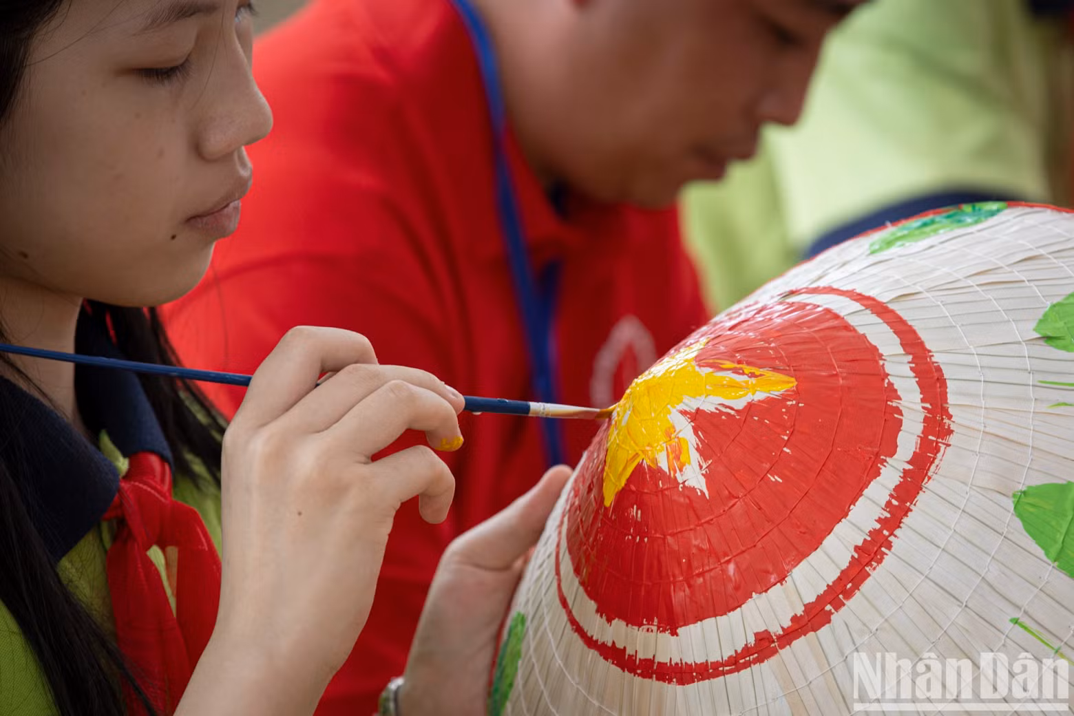 除了尖顶帽装饰活动，学生们还亲身体验了传统陶瓷制作过程。