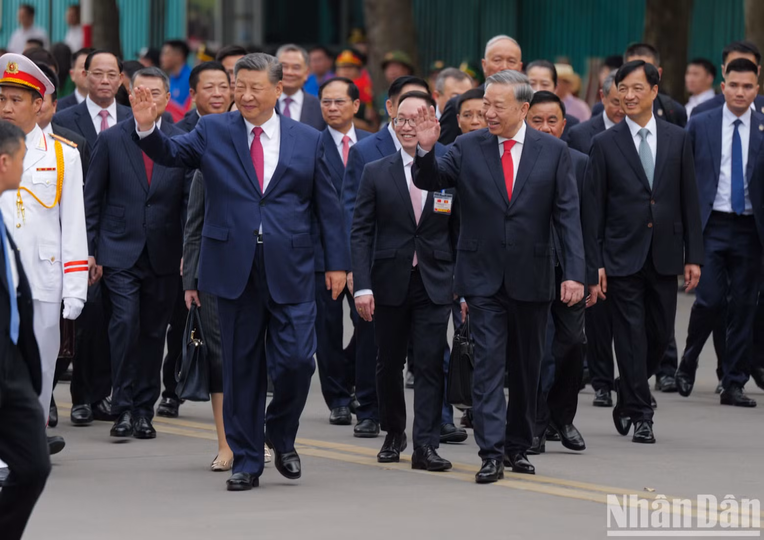 越共中央总书记苏林与中共中央总书记、中国国家主席习近平向首都居民挥手致意。