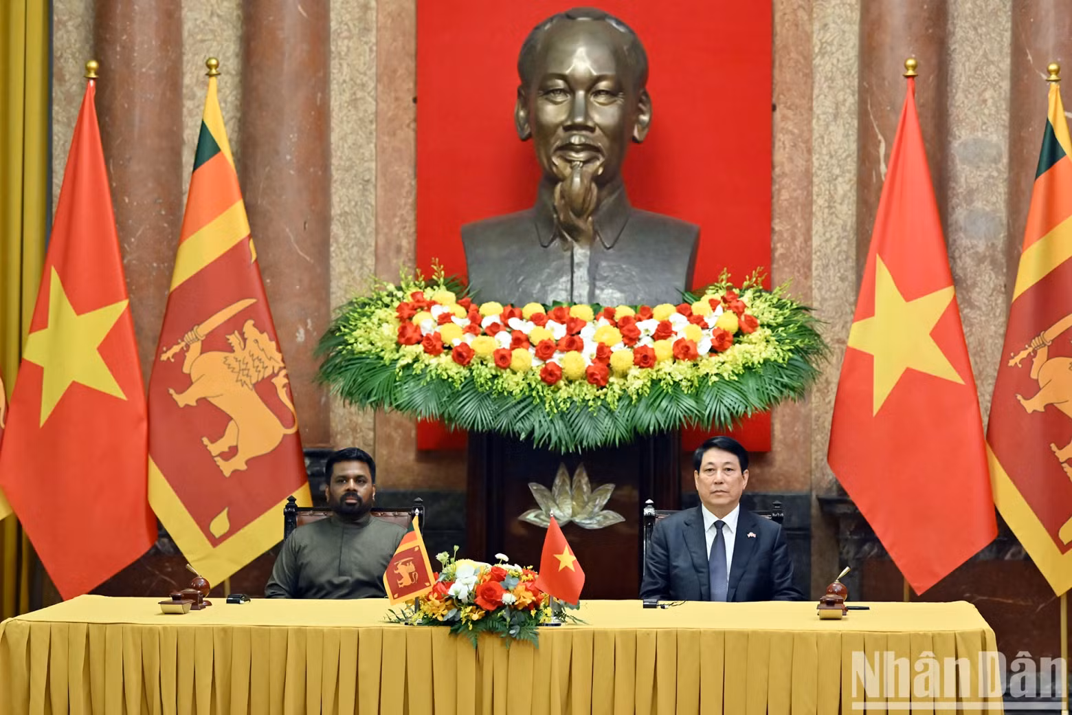 越南国家主席梁强与斯里兰卡总统阿努拉·库马拉·迪萨纳亚克出席两国合作文件签署仪式。 越南国家主席梁强与斯里兰卡总统阿努拉·库马拉·迪萨纳亚克出席两国合作文件签署仪式。