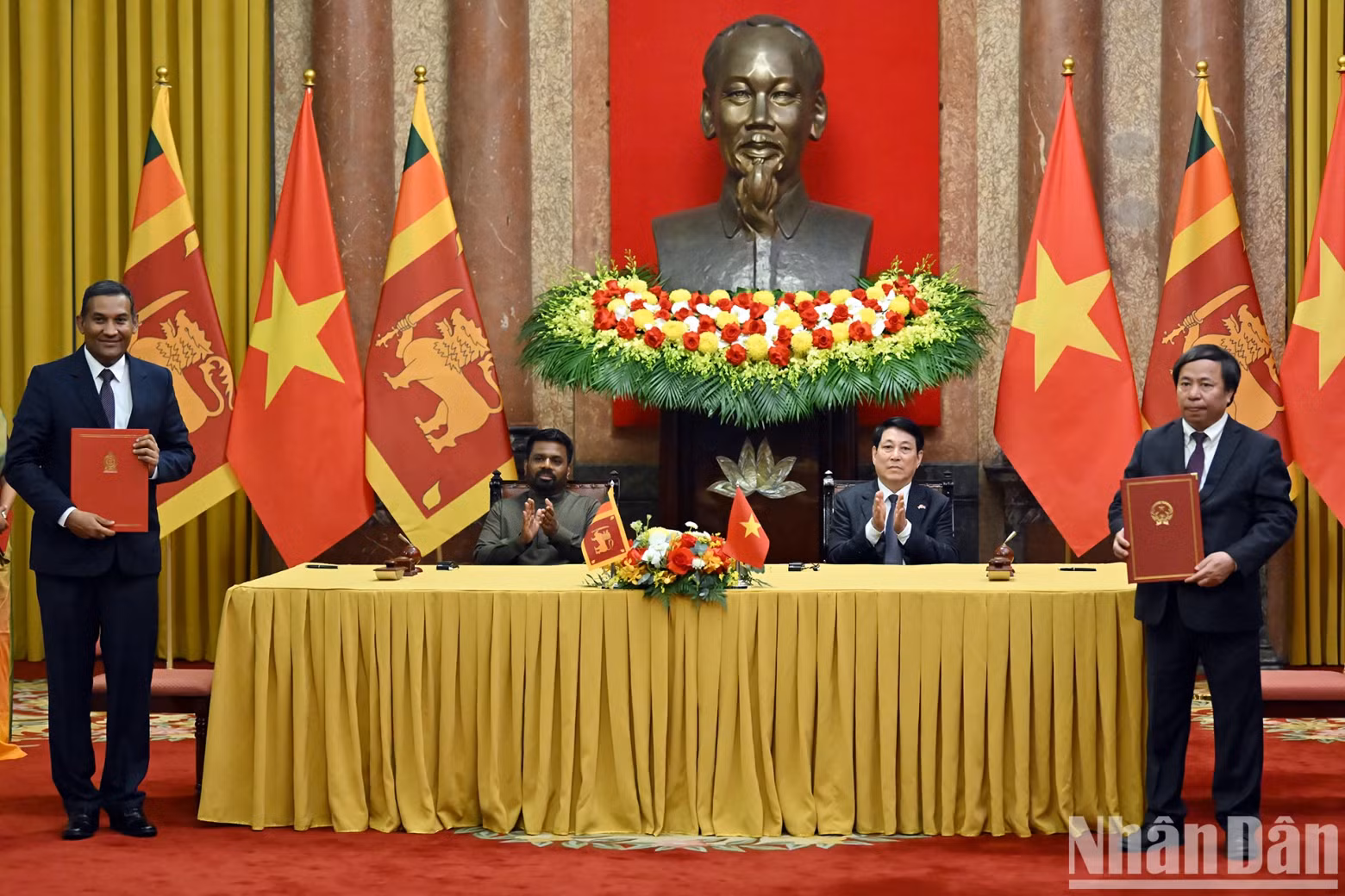 梁强主席与阿努拉·库马拉·迪萨纳亚克总统共同见证了越南农业科学院与斯里兰卡农业局在农业科学领域合作的谅解备忘录签署仪式。 梁强主席与阿努拉·库马拉·迪萨纳亚克总统共同见证了越南农业科学院与斯里兰卡农业局在农业科学领域合作的谅解备忘录签署仪式。