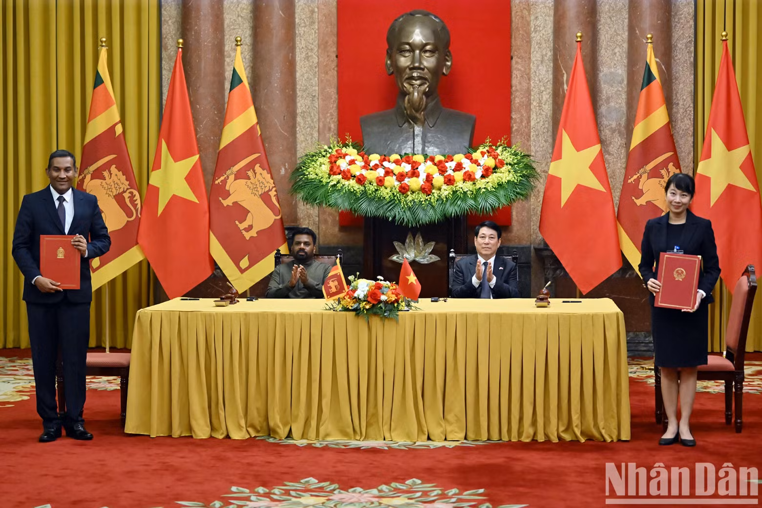 国家主席梁强与斯里兰卡总统阿努拉·库马拉·迪萨纳亚克共同见证了越南外交部下属外交学院与斯里兰卡外交、海外就业与旅游部下属班达拉奈克国际外交培训学院签署的合作谅解备忘录。 国家主席梁强与斯里兰卡总统阿努拉·库马拉·迪萨纳亚克共同见证了越南外交部下属外交学院与斯里兰卡外交、海外就业与旅游部下属班达拉奈克国际外交培训学院签署的合作谅解备忘录。