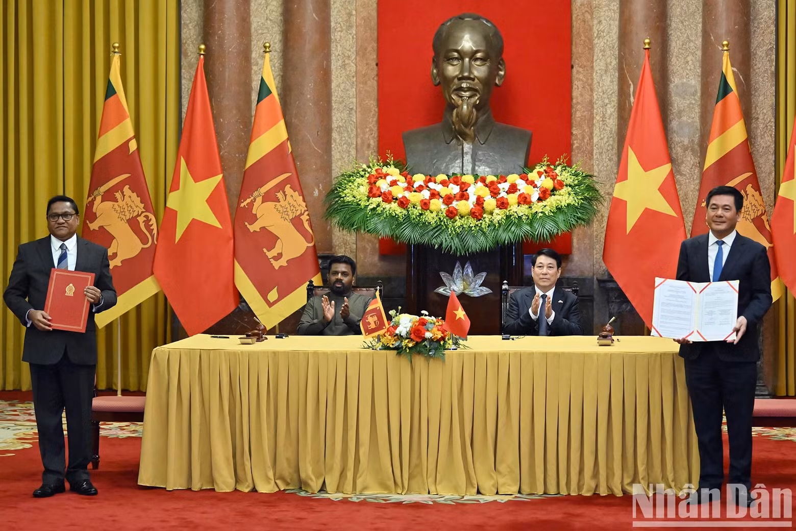 越南国家主席梁强与斯里兰卡总统阿努拉·库马拉·迪萨纳亚克共同见证了越南工贸部与斯里兰卡工业与企业发展部签署的关于机械制造合作的谅解备忘录。 越南国家主席梁强与斯里兰卡总统阿努拉·库马拉·迪萨纳亚克共同见证了越南工贸部与斯里兰卡工业与企业发展部签署的关于机械制造合作的谅解备忘录。