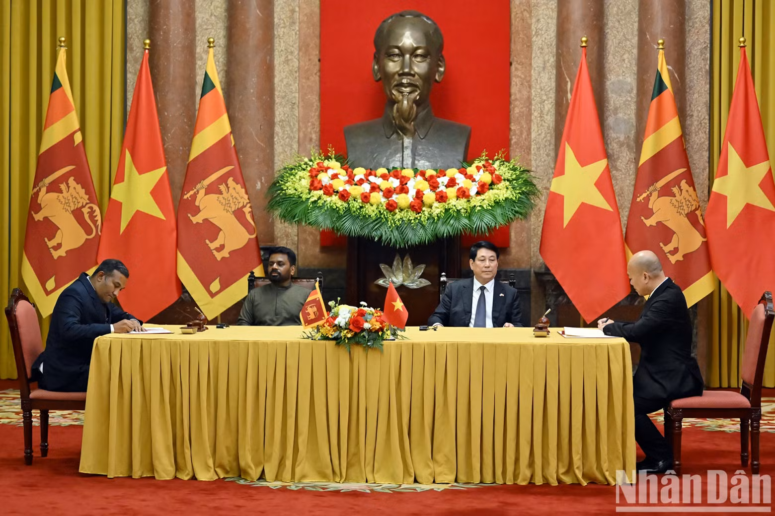 梁强主席与阿努拉·库马拉·迪萨纳亚克总统共同见证了越南国工贸部下属贸易促进局与斯里兰卡工业与企业发展部下属出口发展委员会签署的关于贸易促进合作的谅解备忘录。 梁强主席与阿努拉·库马拉·迪萨纳亚克总统共同见证了越南国工贸部下属贸易促进局与斯里兰卡工业与企业发展部下属出口发展委员会签署的关于贸易促进合作的谅解备忘录。
