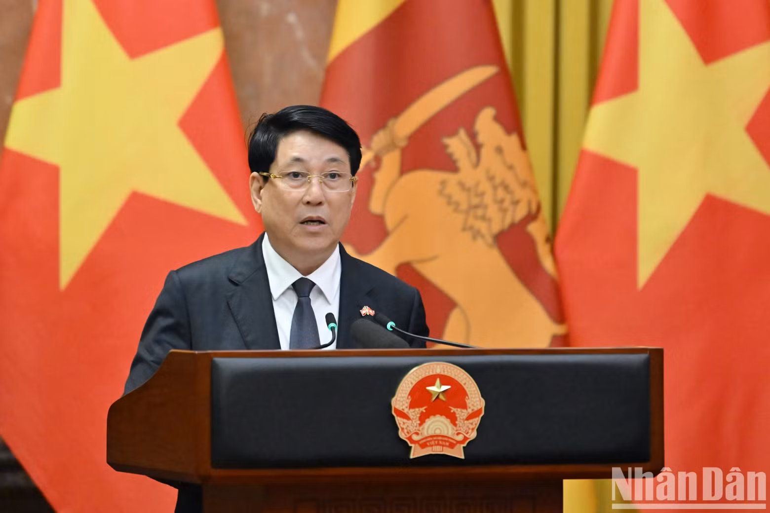 梁强主席在记者会上发表讲话。 梁强主席在记者会上发表讲话。