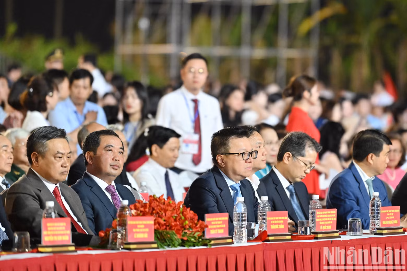 出席活动的代表们。