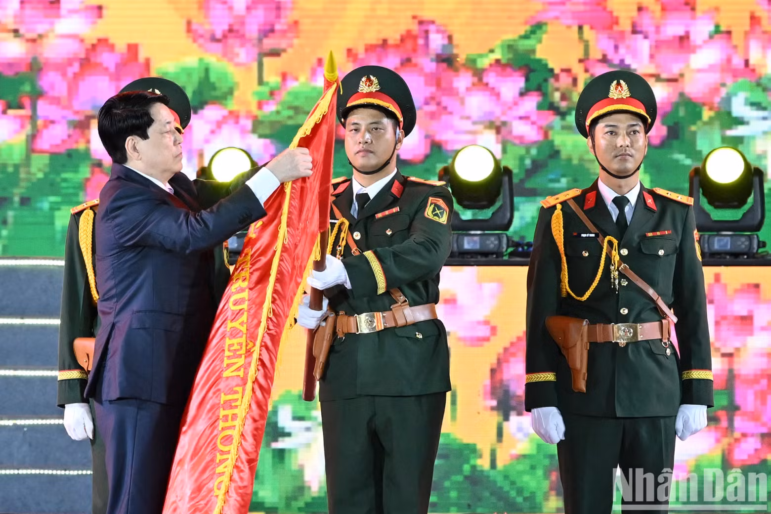 梁强主席向海防市授予“英雄城市”称号。