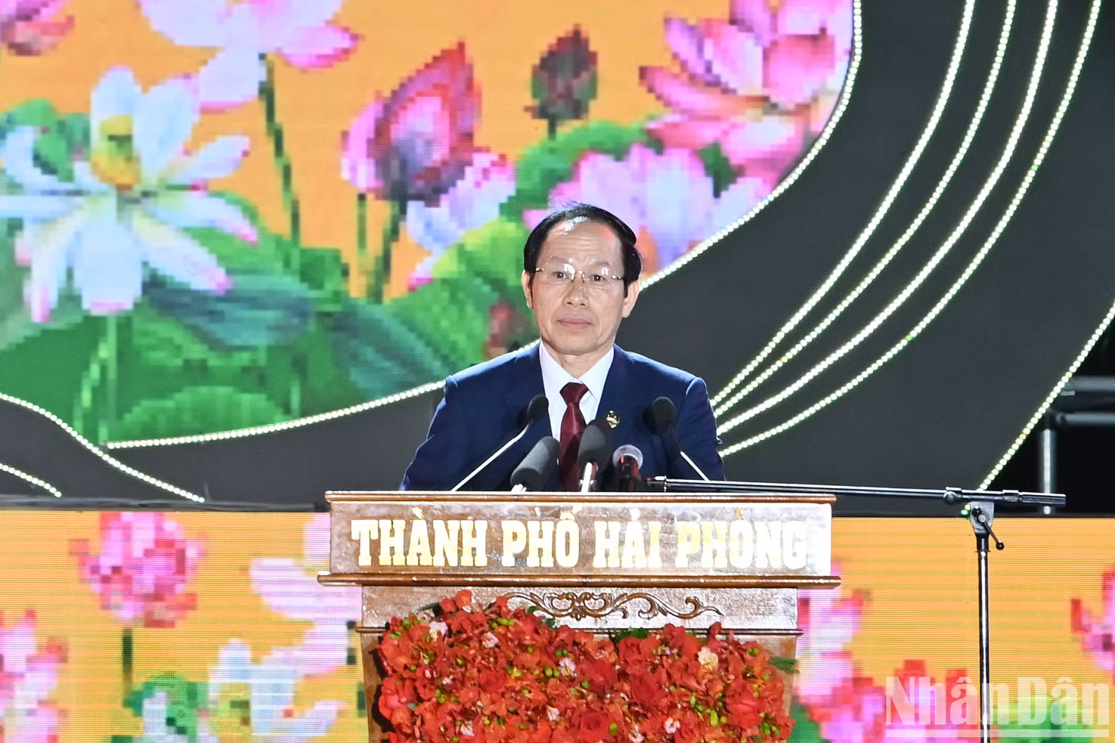 海防市市委书记黎进州在纪念典礼上发表讲话。