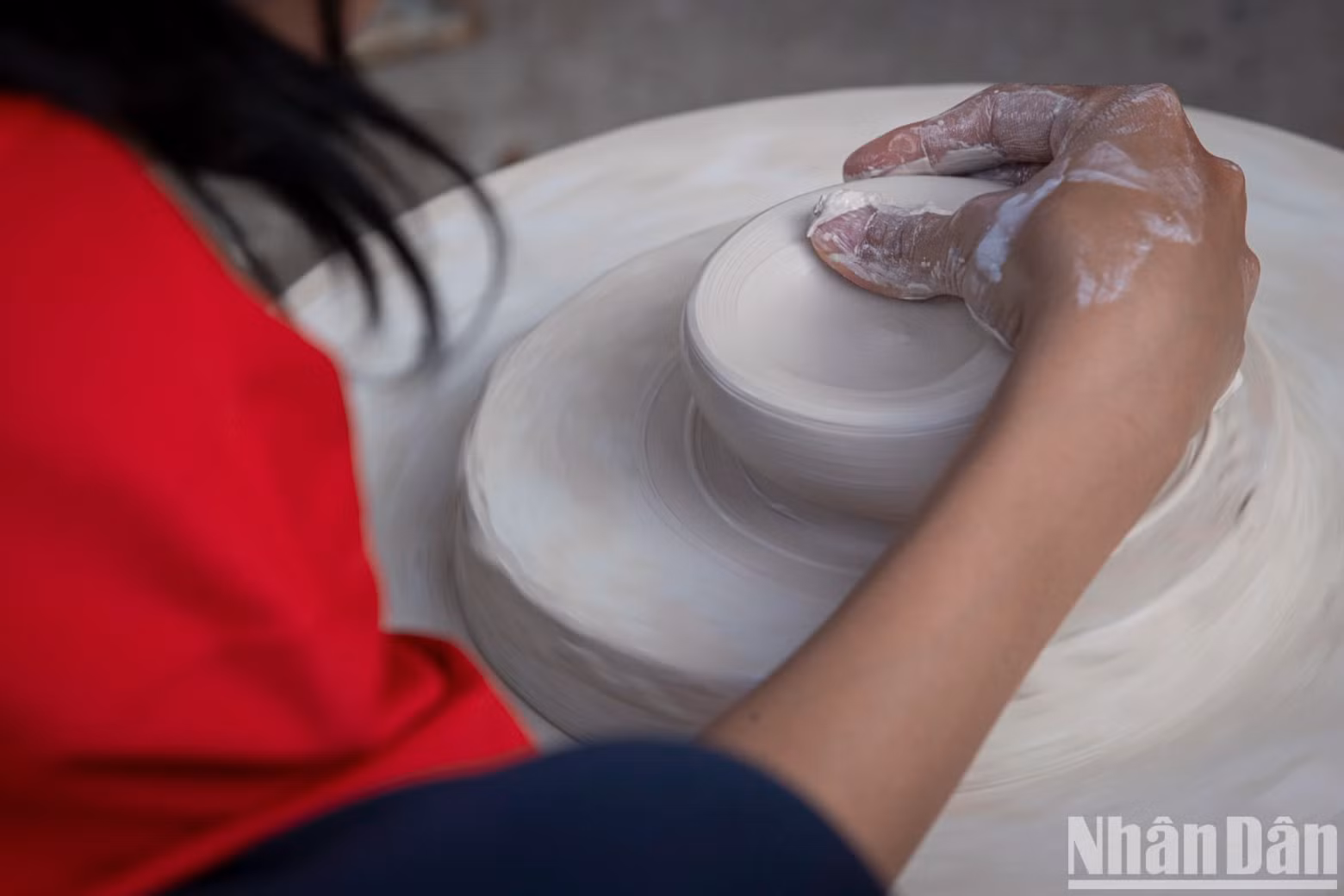 两国学生参与传统陶瓷制作体验活动。