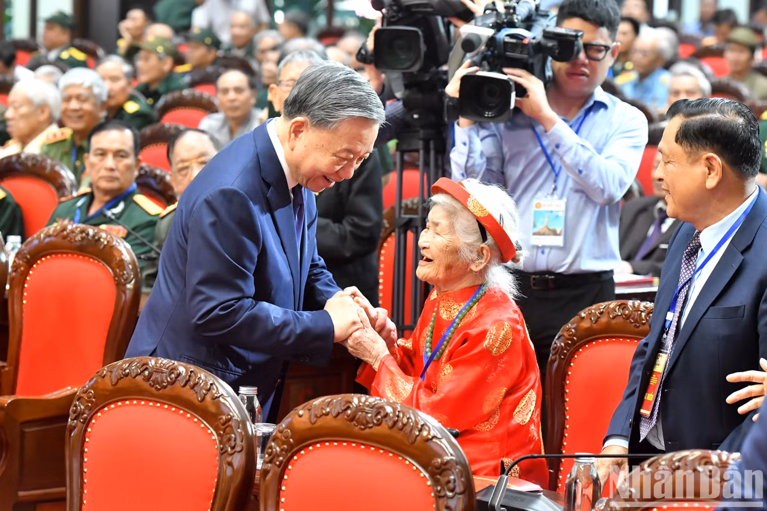 越共中央总书记苏林亲切慰问前来出席活动的越南英雄母亲。