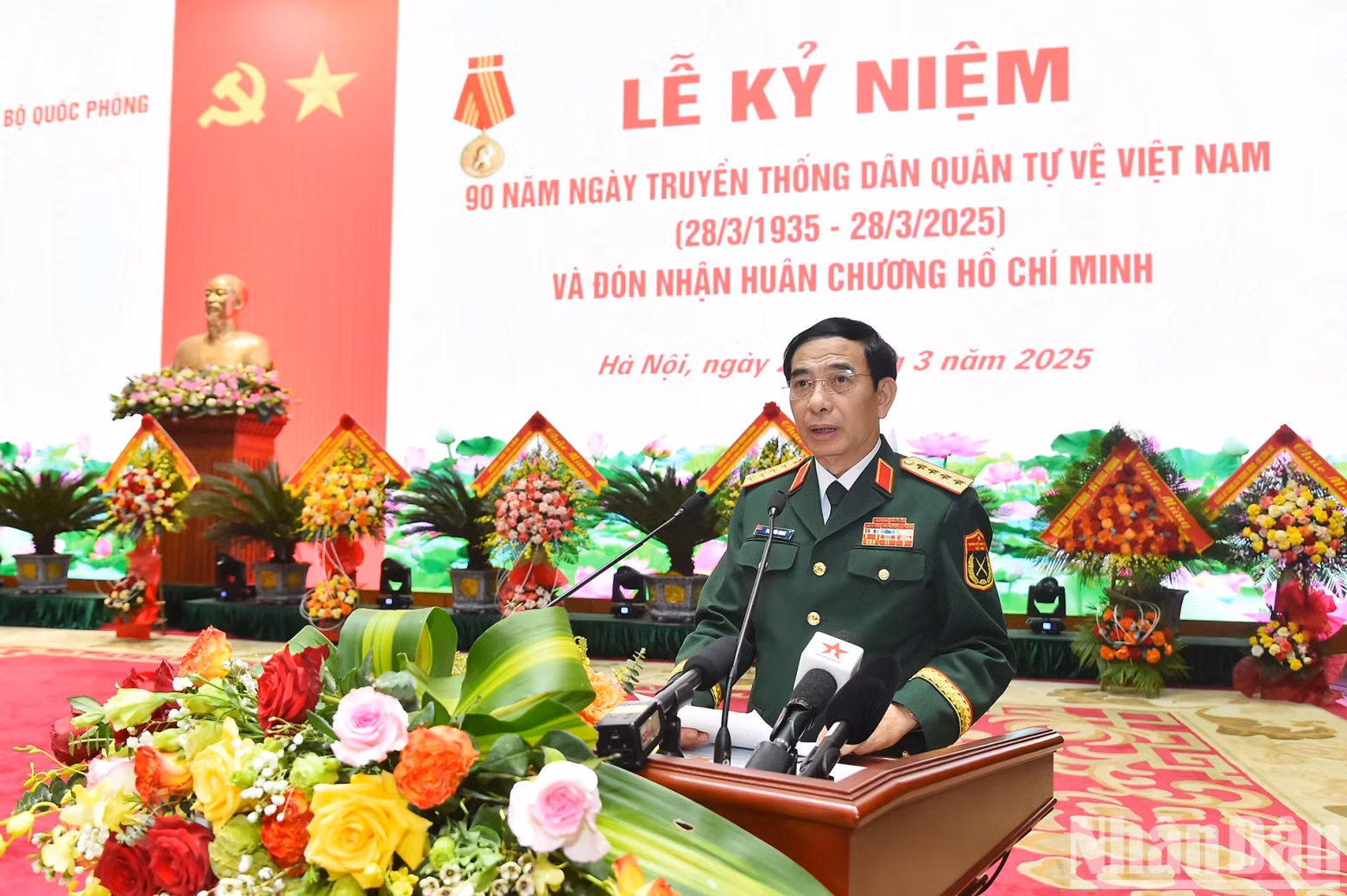 潘文江大将在庆典上发表讲话。