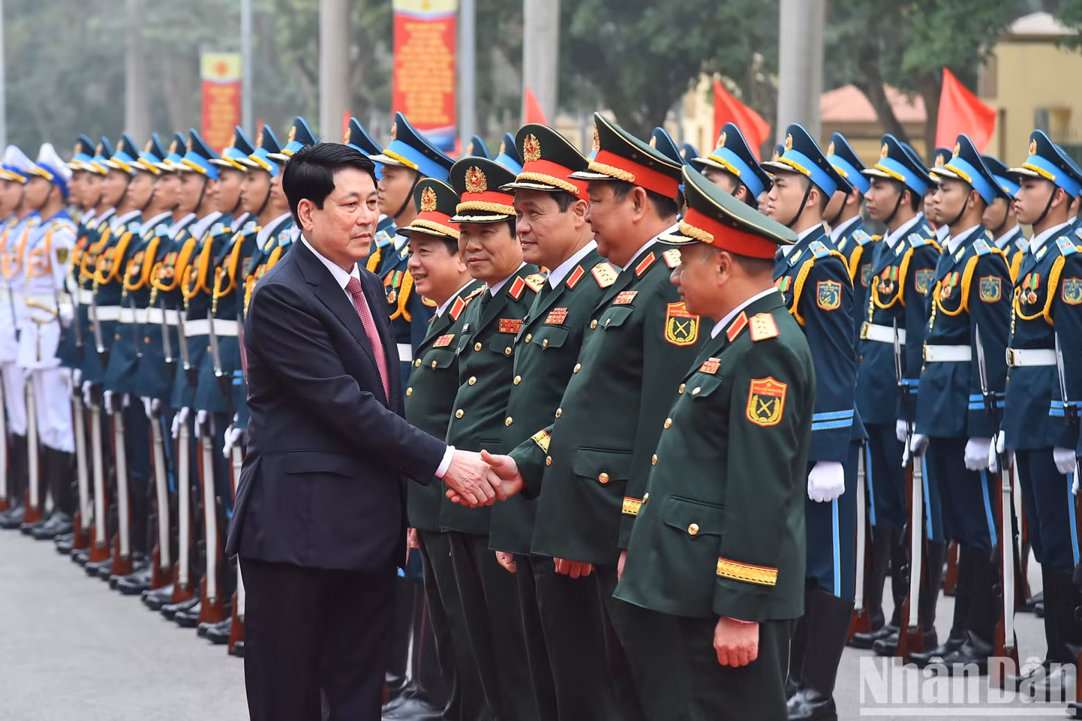 梁强主席亲切慰问国防部领导。