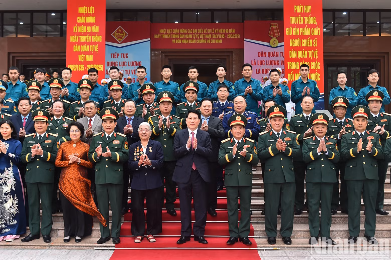 梁强主席同出席庆典的代表们合影。