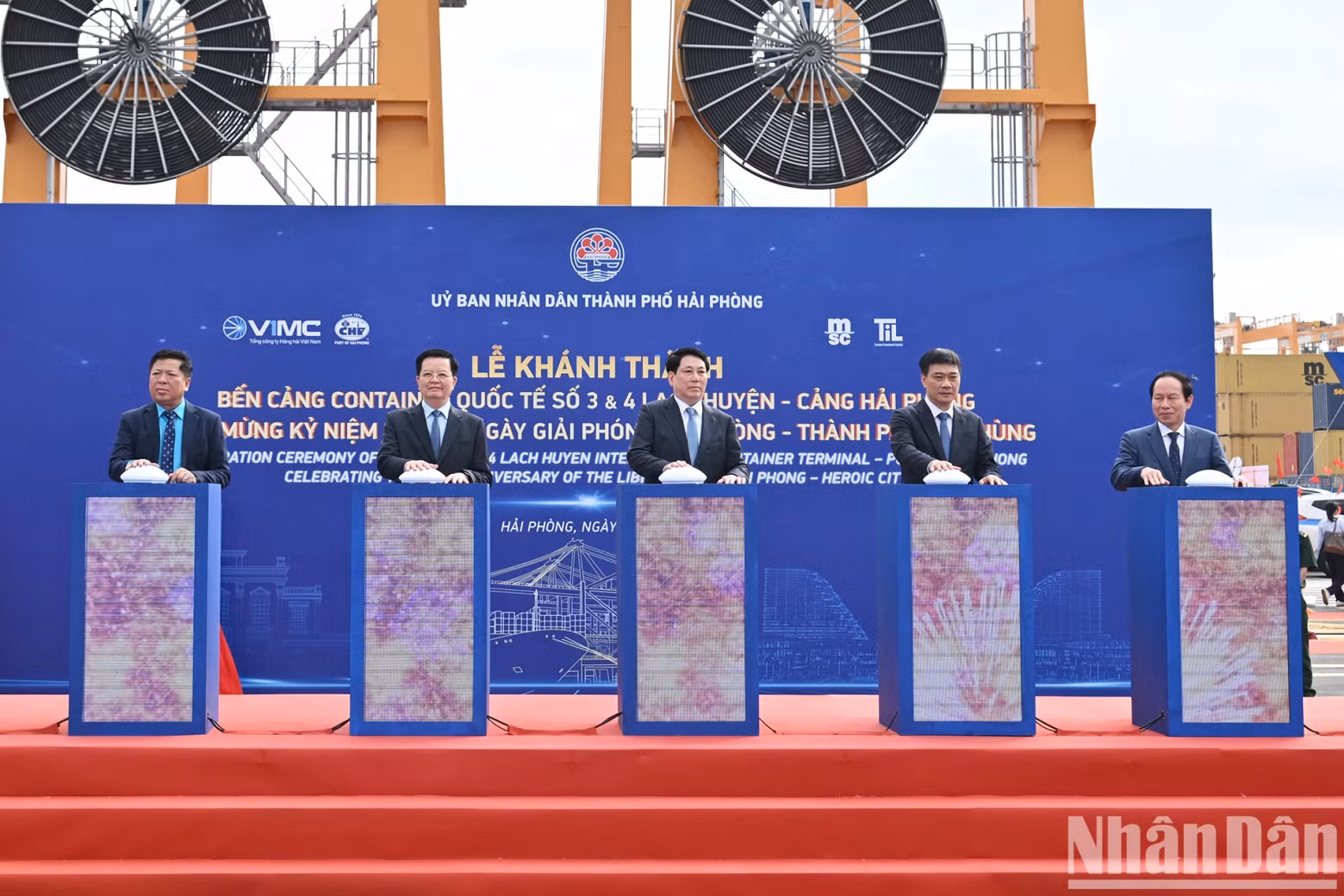 越南国家主席梁强和各位代表出席海防国际集装箱码头落成典礼。