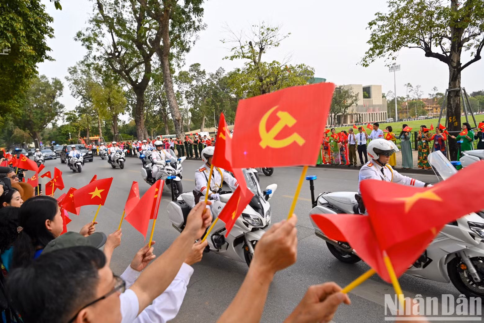 首都人民热烈欢迎中共中央总书记、中国国家主席习近平访越。