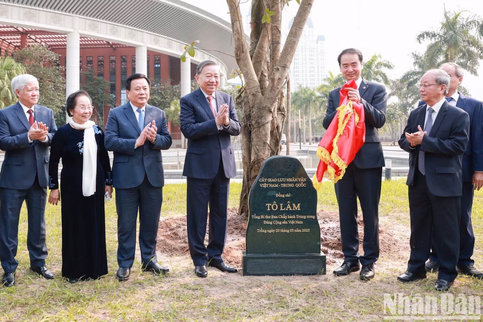 苏林总书记和代表们共同种植象征两国友好的“越中人文交流树”。