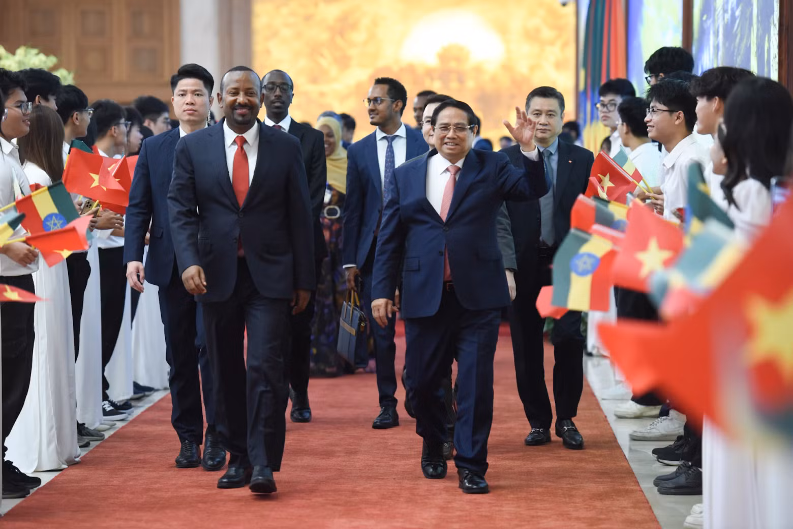 越南政府总理范明正与埃塞俄比亚总理阿比·艾哈迈德·阿里共同出席两国各项合作备忘录签署仪式。