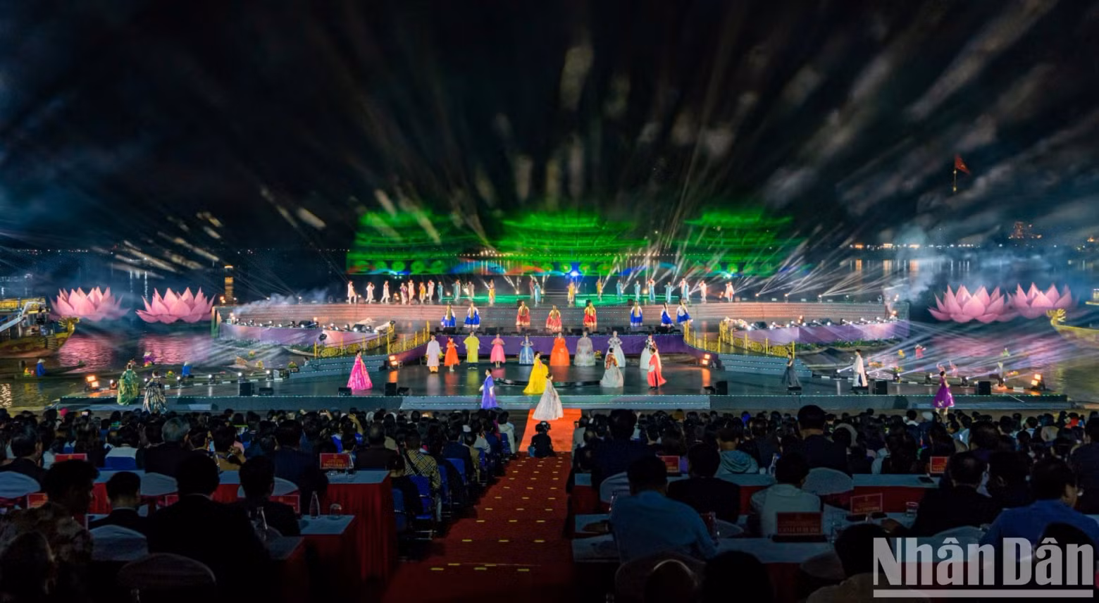 这是一场精彩的艺术节目，吸引来自中国、韩国和日本等国家的艺术代表团参加表演。