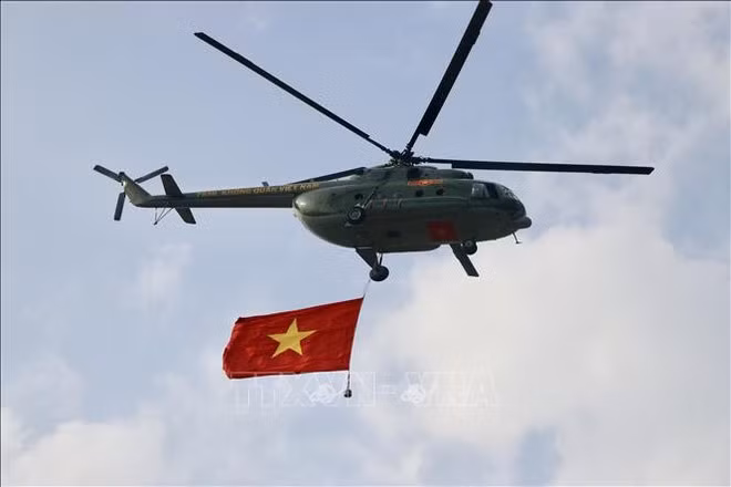 越南国旗在天空上飘扬。（图片来源：越通社）