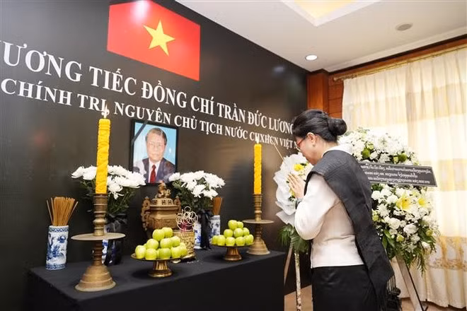 老挝外交部副部长丰萨穆·安拉万向陈德良同志上香。(图片来源:越通社) 老挝外交部副部长丰萨穆·安拉万向陈德良同志上香。(图片来源:越通社)