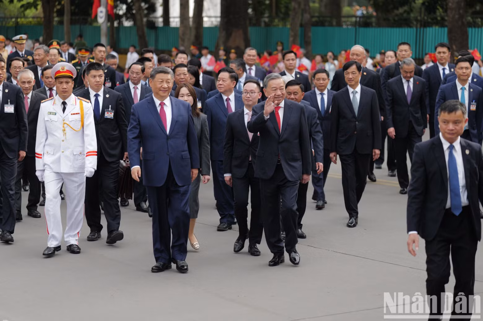 越共中央总书记苏林与中共中央总书记、中国国家主席习近平以及代表团成员步行在雄王街，前往越共中央总部。