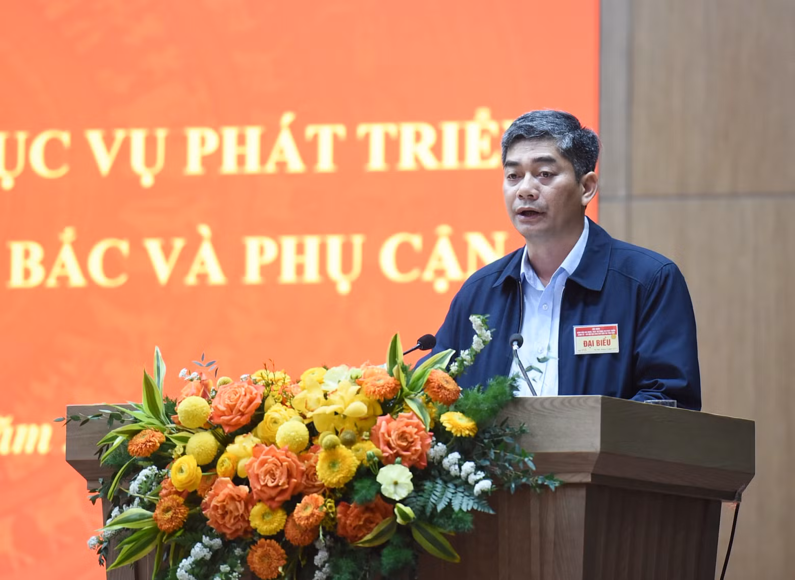 民族与宗教部副部长伊荣德在会议上发表讲话。