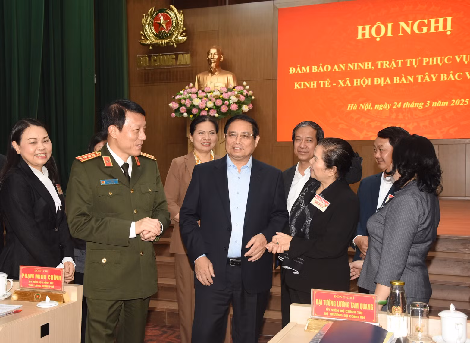 范明正总理同与会代表交流。