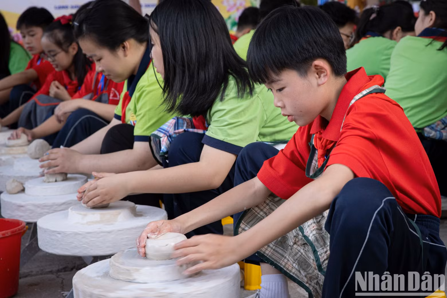 在这一活动中，主办方还向中国广西凭祥镇的代表团和学生赠送了钵场陶瓷杯。
