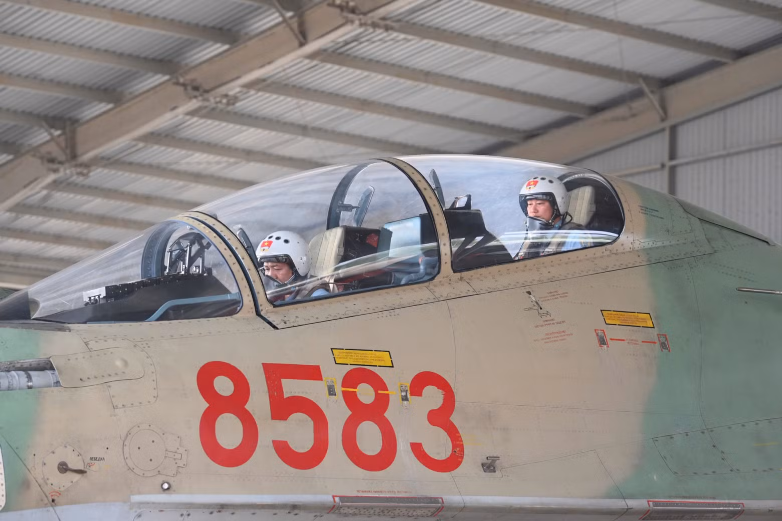Su-30MK2战斗机编队正在边和机场做好起飞准备。