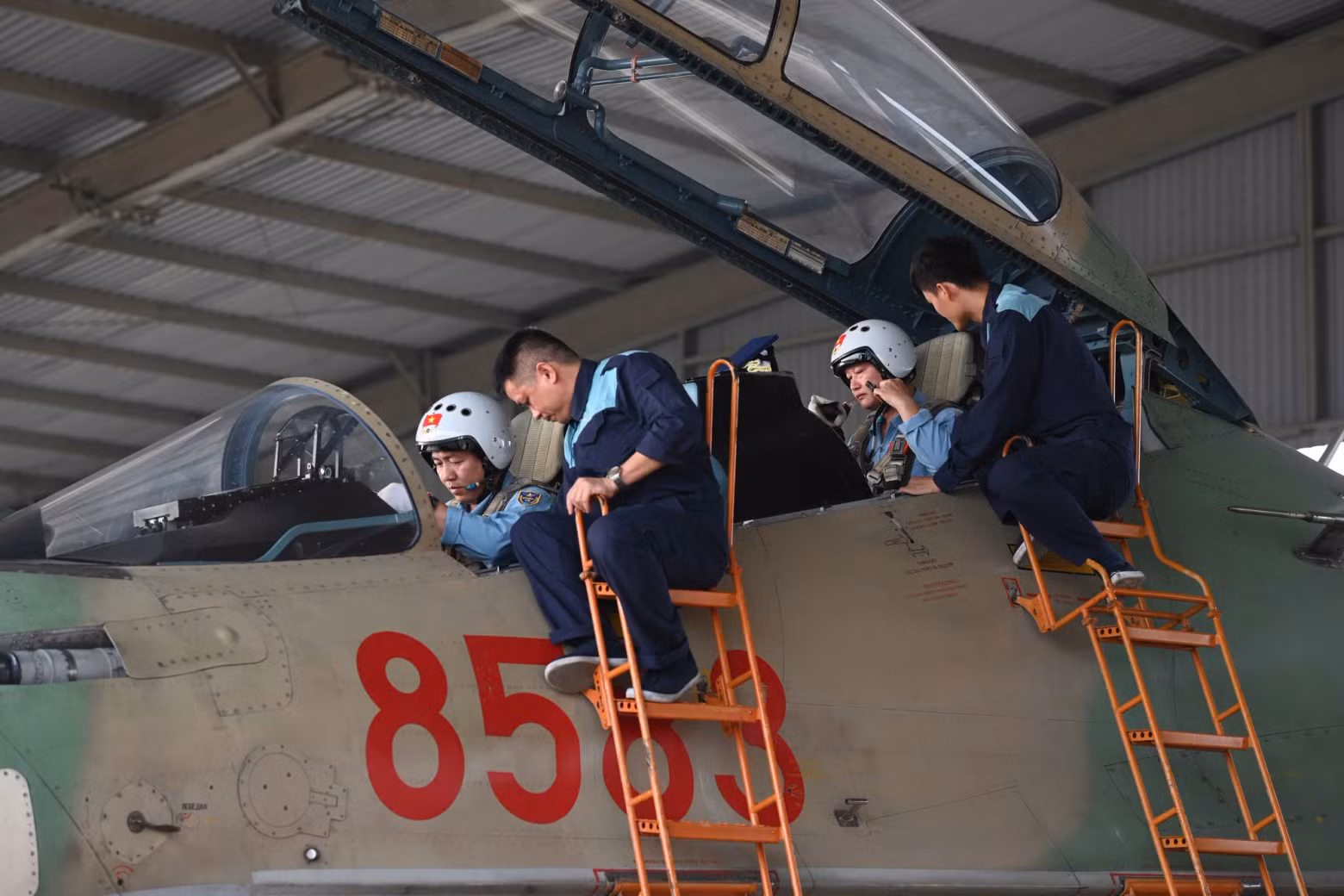 Su-30MK2战斗机编队正在边和机场做好起飞准备。