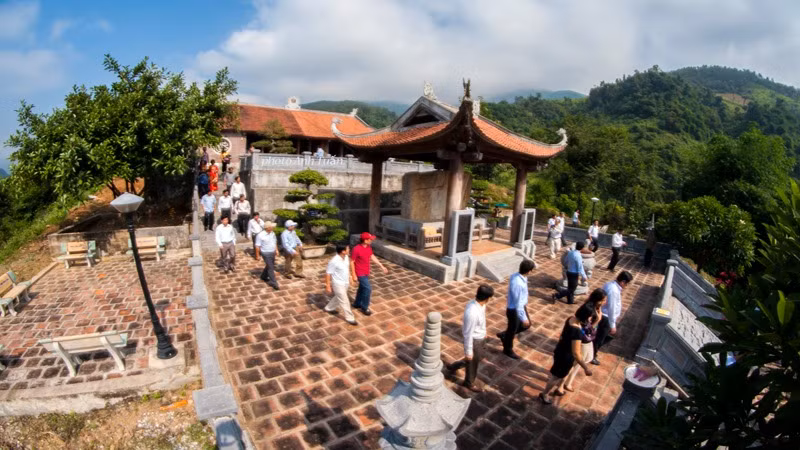 游客们参观黎太祖王庙。 游客们参观黎太祖王庙。