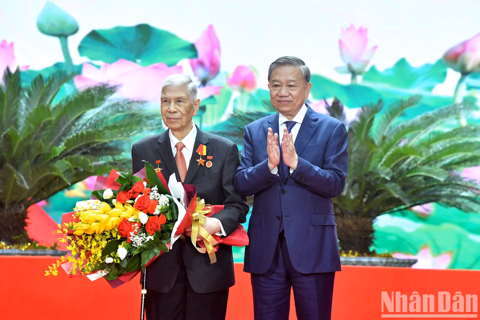 苏林总书记向邓君瑞中将授予85年党龄纪念章。