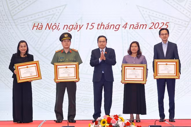 国会主席陈青敏向为此次会议筹备工作做出重要贡献的集体授予奖状。(图片来源:越通社) 国会主席陈青敏向为此次会议筹备工作做出重要贡献的集体授予奖状。(图片来源:越通社)