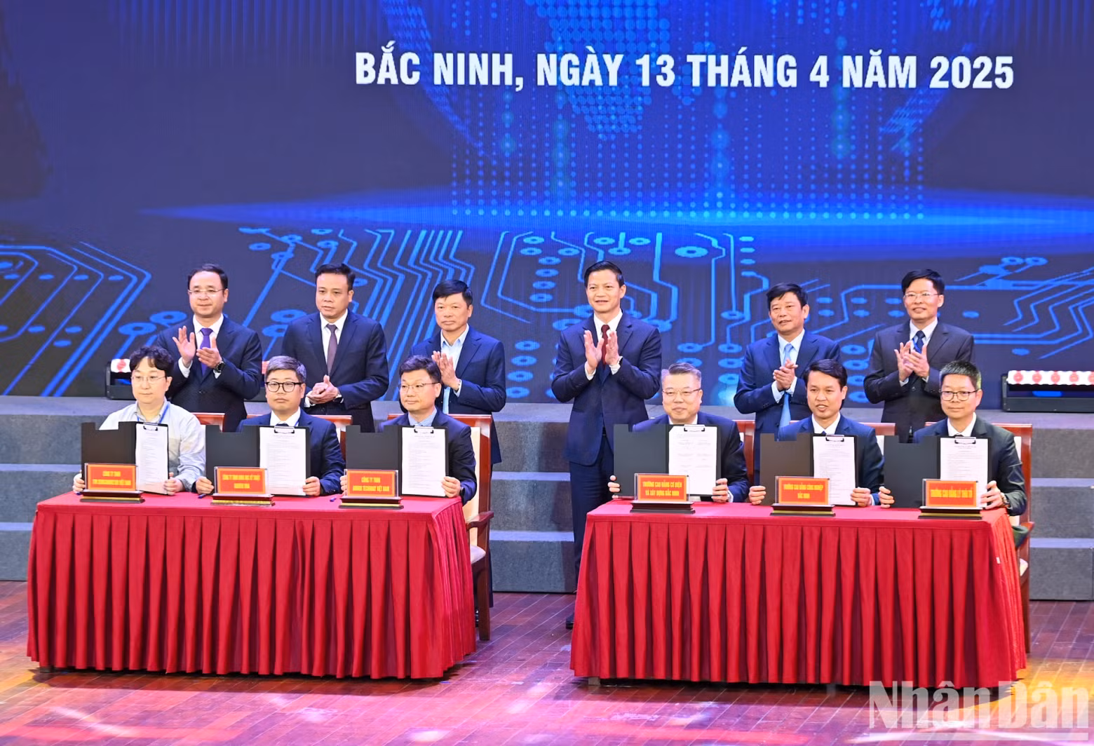 北宁省领导出席学校与企业之间关于数字人力资源培训的合作签约仪式。 北宁省领导出席学校与企业之间关于数字人力资源培训的合作签约仪式。