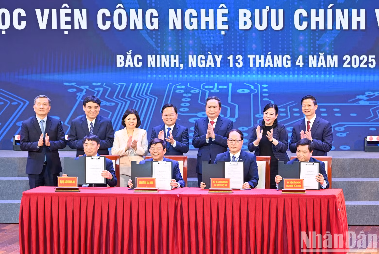 国会主席陈青敏出席北宁省人民委员会与韩国驻越南商会、河内理工大学、邮电技术学院合作备忘录签字仪式。 国会主席陈青敏出席北宁省人民委员会与韩国驻越南商会、河内理工大学、邮电技术学院合作备忘录签字仪式。