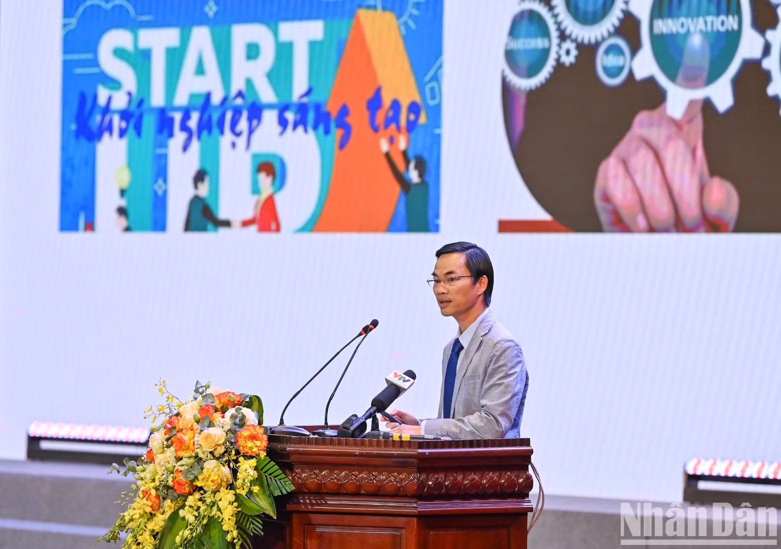 财政部国家创新中心副主任杜进胜在论坛上发表主题演讲。 财政部国家创新中心副主任杜进胜在论坛上发表主题演讲。
