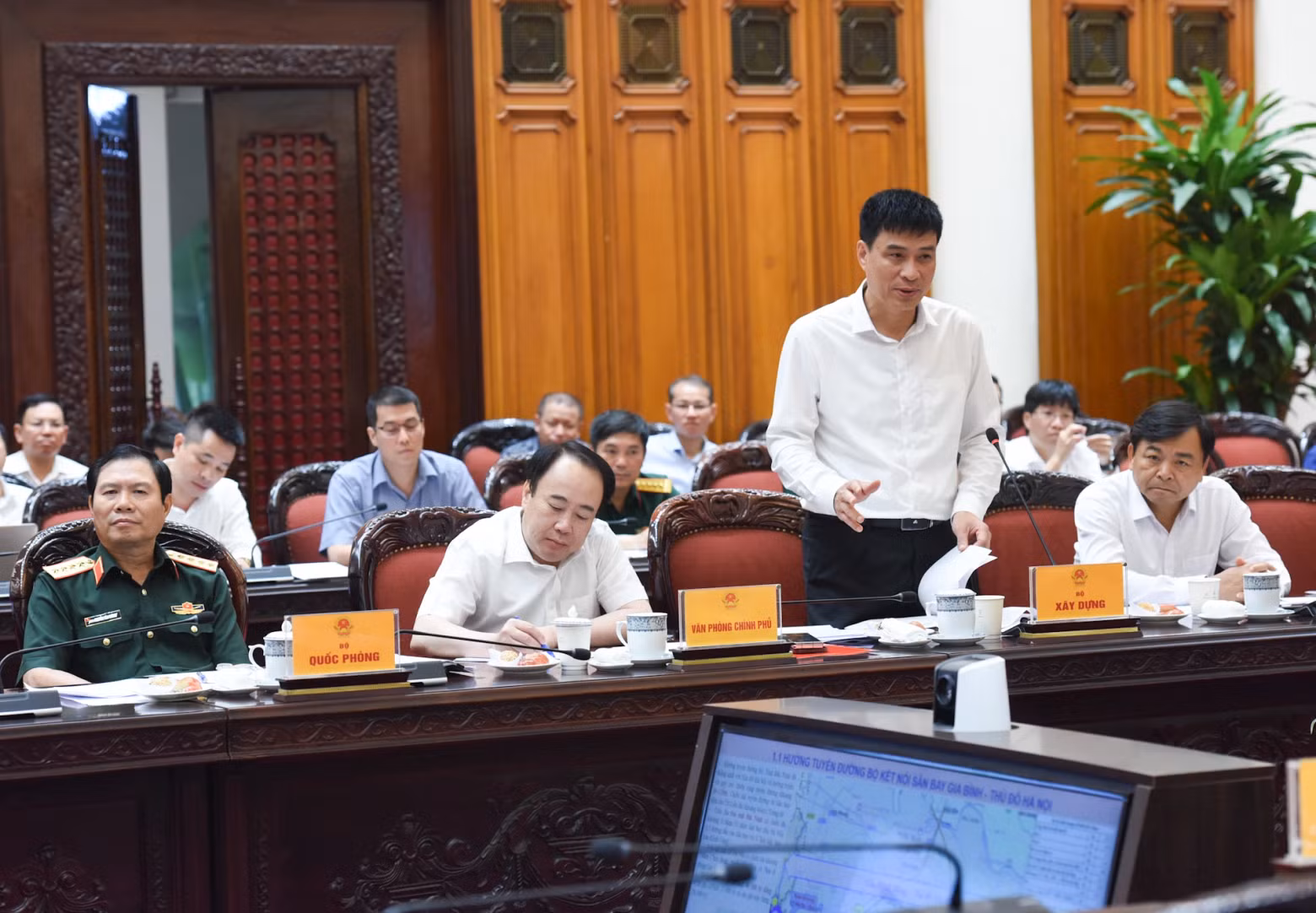 建设部副部长范明河发表讲话。