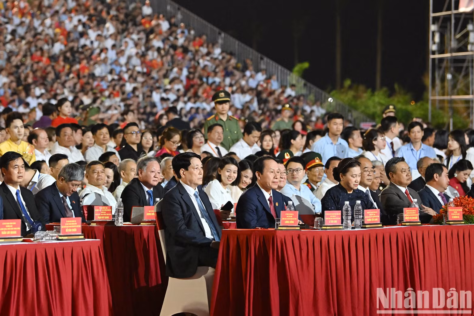 出席活动的代表们。