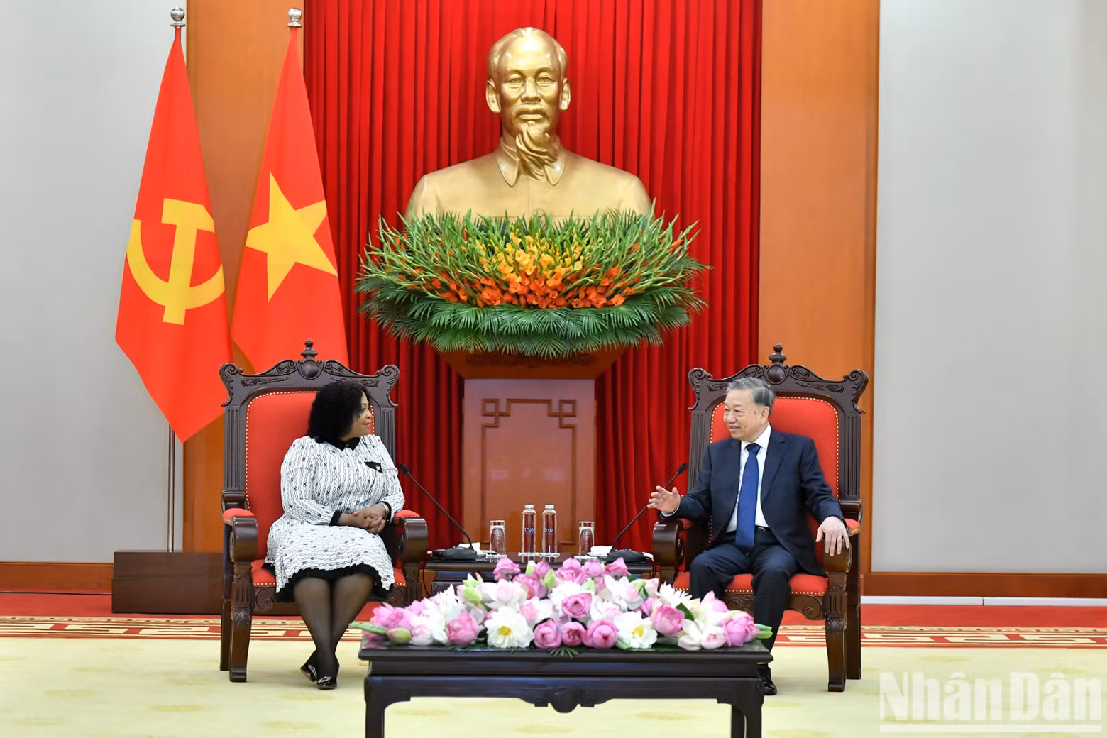 苏林总书记与莫库亚尼副秘书长。