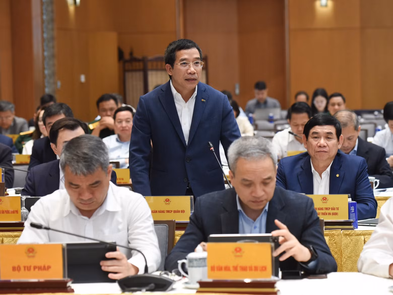 越南军队股份商业银行董事长刘忠泰发表讲话。