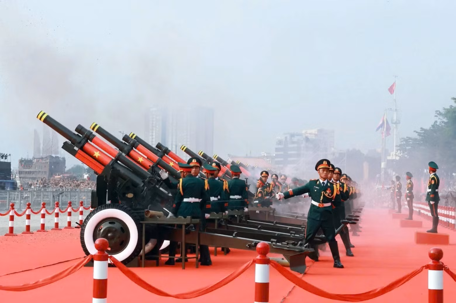 纪念南方解放、国家统一50周年升旗仪式上的礼炮鸣放仪式。 纪念南方解放、国家统一50周年升旗仪式上的礼炮鸣放仪式。